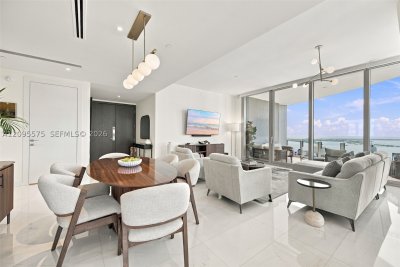 Comprar apartamento no Aston Martin Residences 4007W