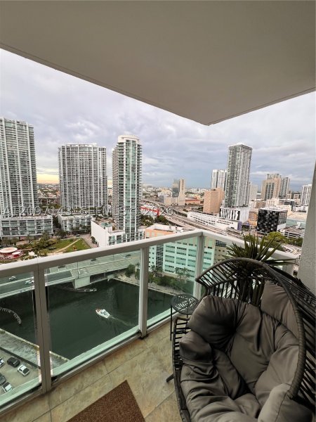 Comprar apartamento no Brickell on the River North 2801