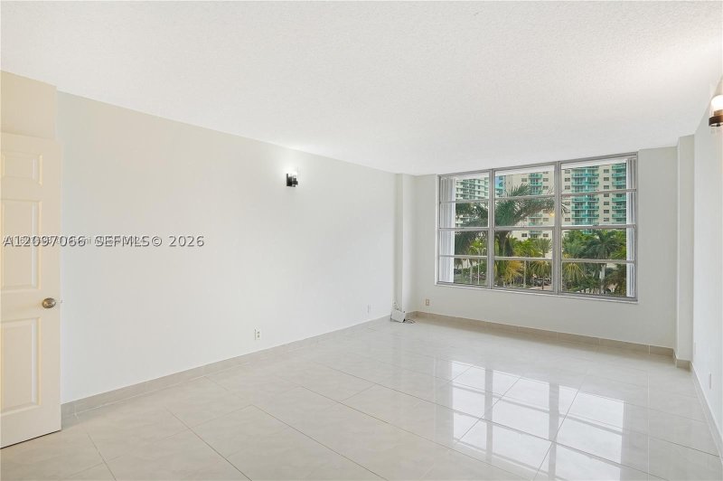 Condo for sale at Hallmark of Hollywood 414