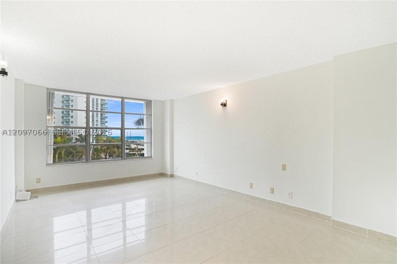 Condo for sale at Hallmark of Hollywood 414