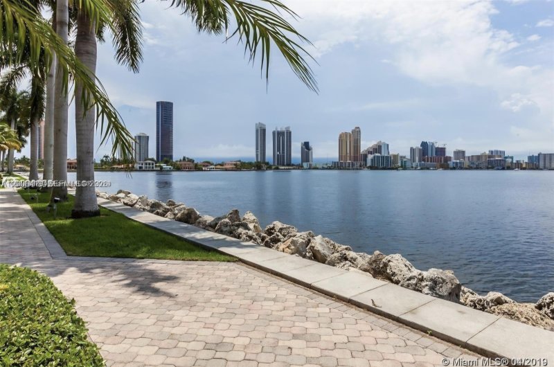 Condo for sale at Mystic Pointe 300 1202