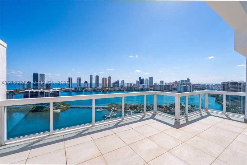 Comprar apartamento no Peninsula I 3106