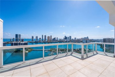 Comprar apartamento no Peninsula I 3106