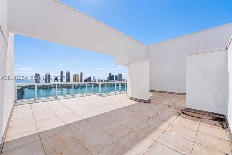 Comprar apartamento no Peninsula I 3106