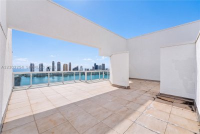 Comprar apartamento no Peninsula I 3106