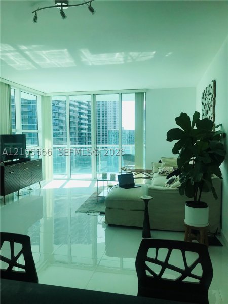 Aluguel de apartamento no The Plaza Tower II 2410