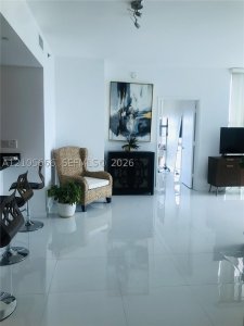 Aluguel de apartamento no The Plaza Tower II 2410
