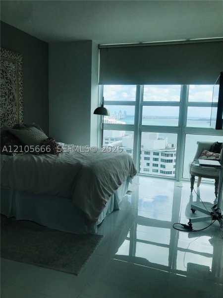 Aluguel de apartamento no The Plaza Tower II 2410