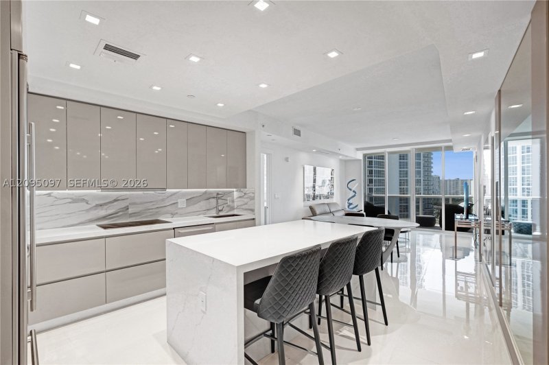 Condo for sale at Trump Royale 1407