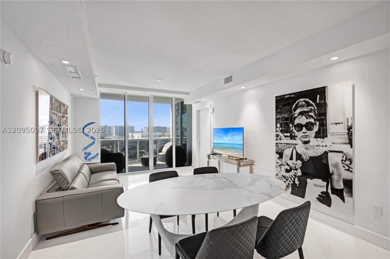 Condo for sale at Trump Royale 1407