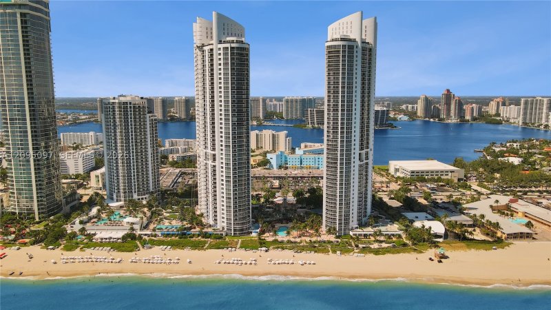 Condo for sale at Trump Royale 1407