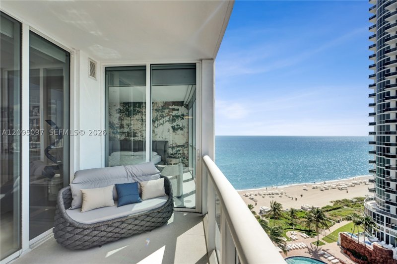 Condo for sale at Trump Royale 1407