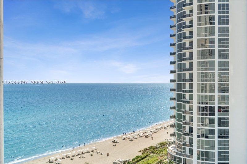 Condo for sale at Trump Royale 1407
