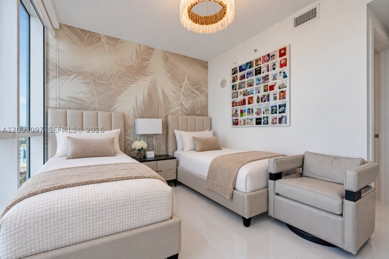 Condo for sale at Trump Royale 1407