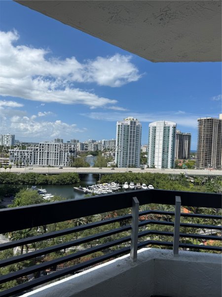 Comprar apartamento no Mystic Pointe 300 1611