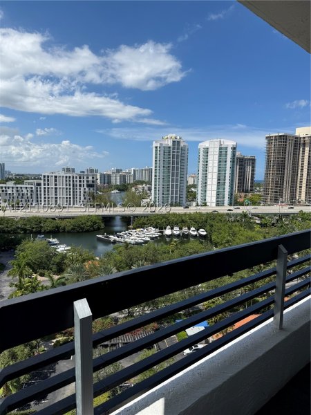 Comprar apartamento no Mystic Pointe 300 1611
