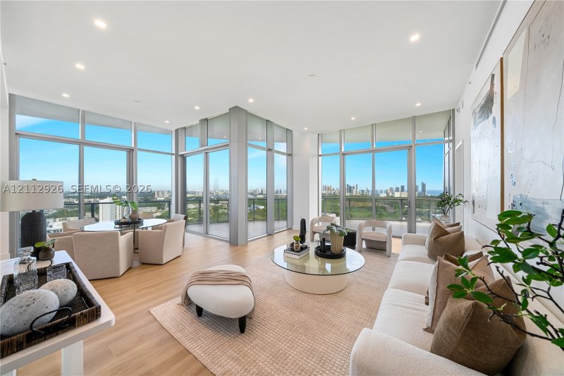 Condo for sale at One Park Tower by Turnberry 3211