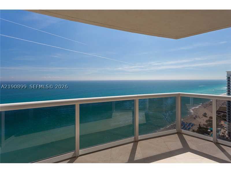 Comprar apartamento no Ocean Three 2705
