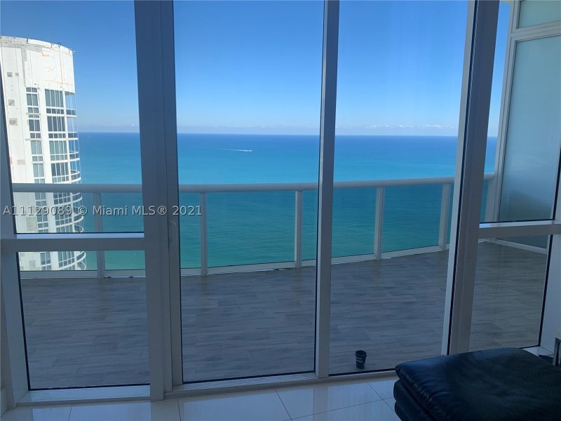 Apartment for rent at Trump Tower Three 4203