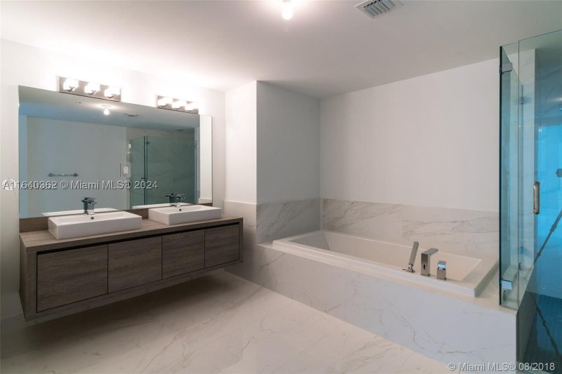 Condo for sale at 400 Sunny Isles 1019