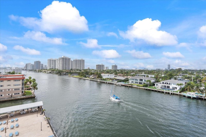 Condo for sale at Avant Garde 710