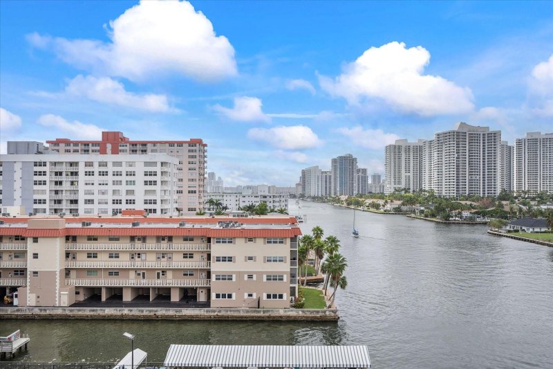 Condo for sale at Avant Garde 710