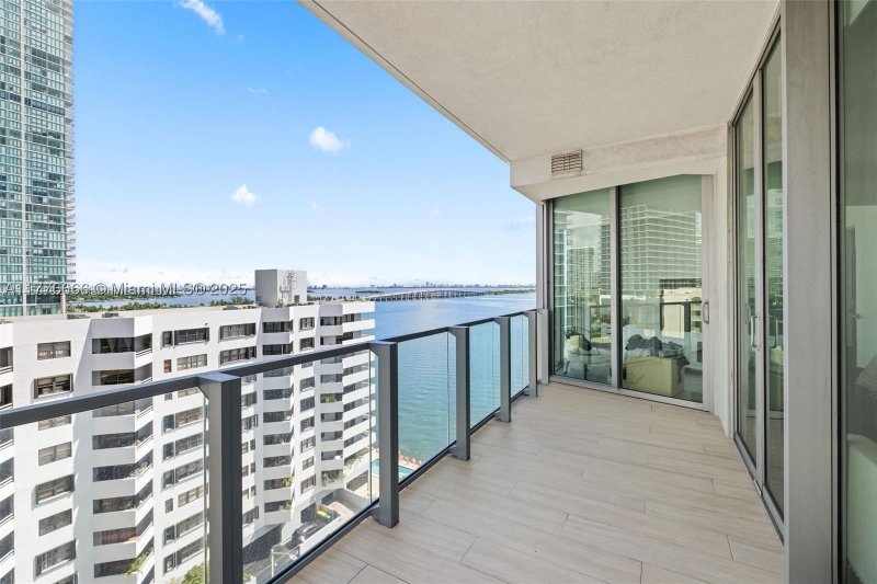 Comprar apartamento en Biscayne Beach 901