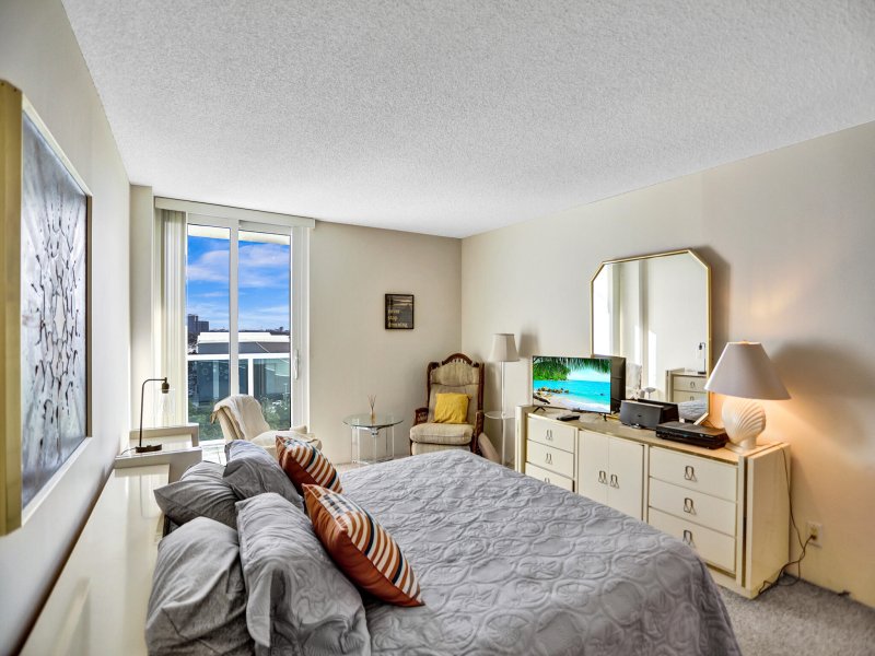 Condo for sale at Arlen House 1125