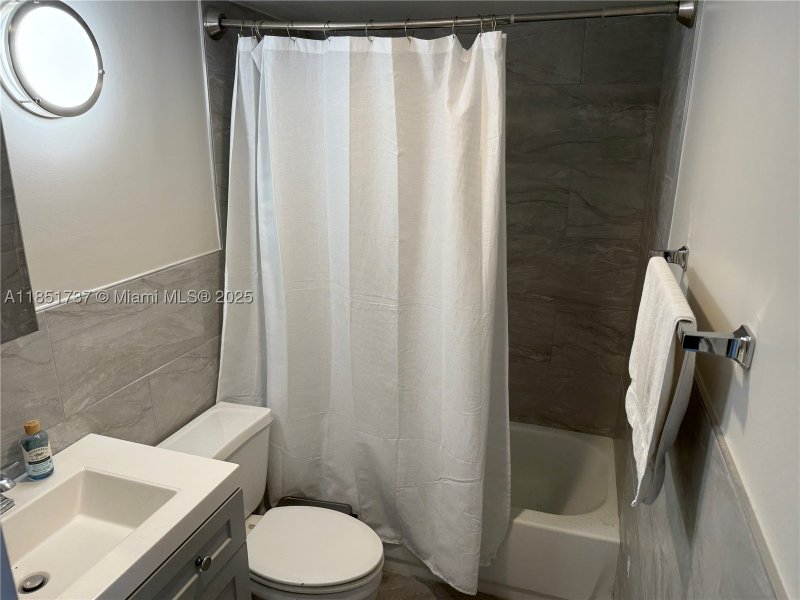 Condo for sale at Bayview Towers B1406
