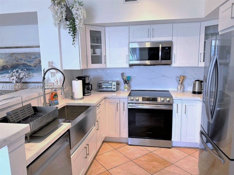 Apartment for rent at 2080 Ocean Drive PH3