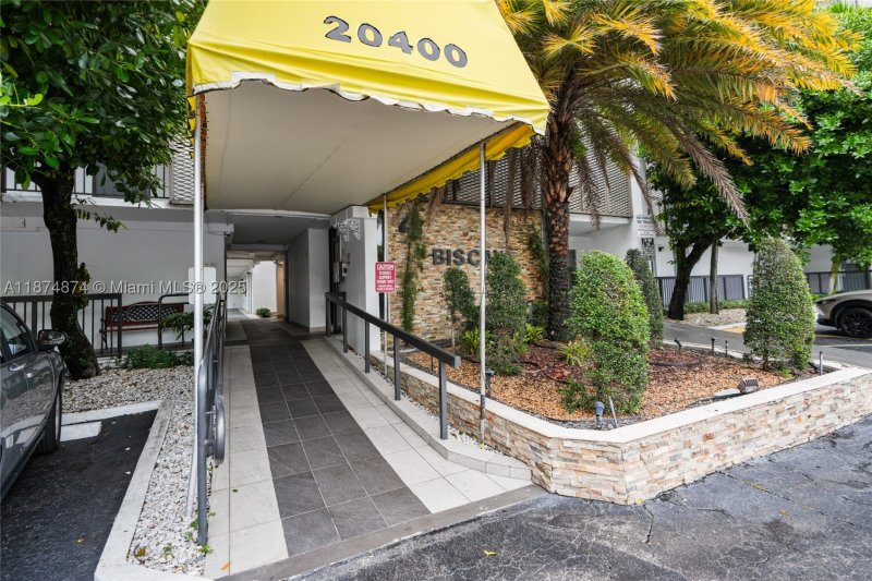Condo for sale at Biscaya 416
