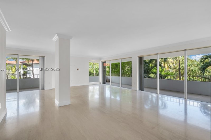 Condo for sale at Commodore Club West 300