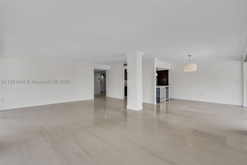 Condo for sale at Commodore Club West 300