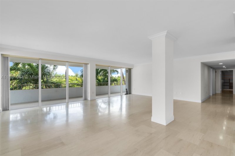 Condo for sale at Commodore Club West 300