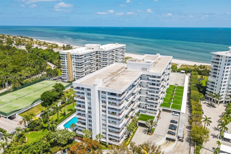 Condo for sale at Commodore Club West 300