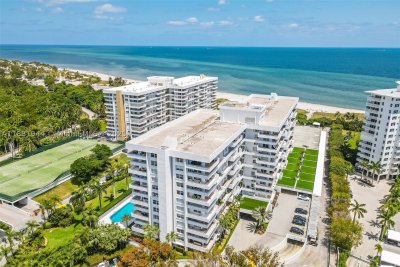 Commodore Club West Apt #300