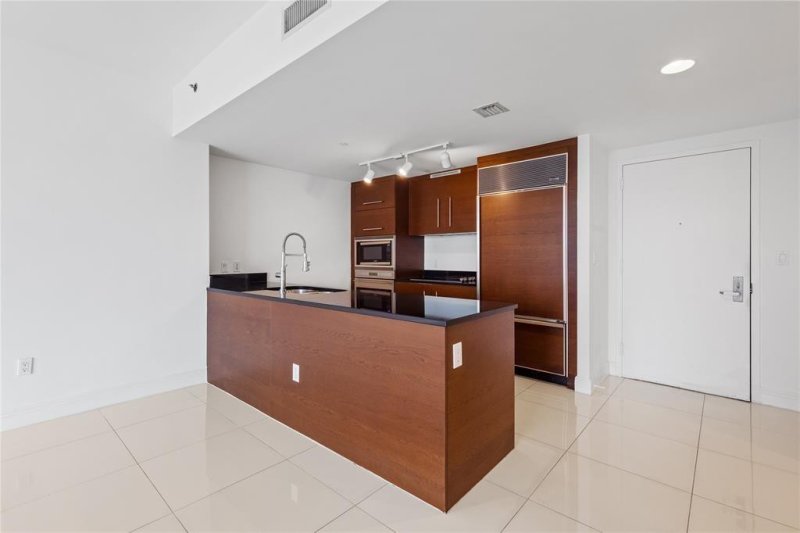 Condo for sale at Icon Brickell Tower I 2706