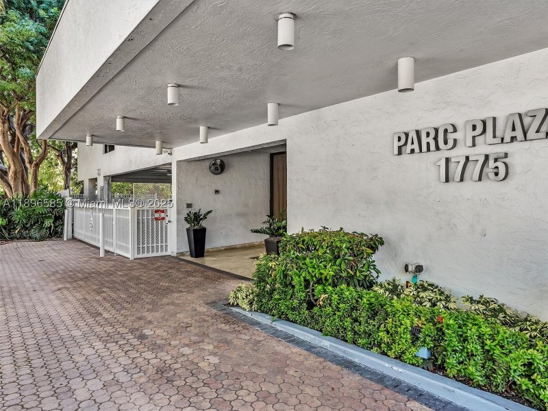 Condo for sale at Parc Plaza 8B