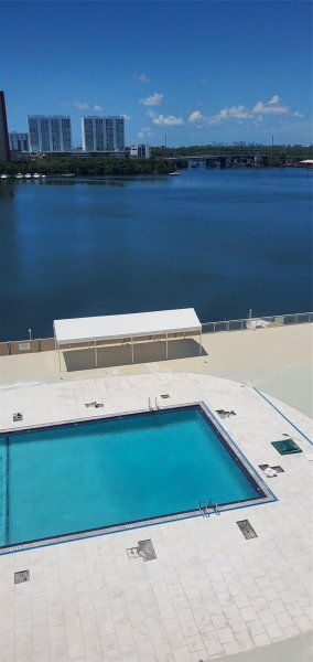 Condo for sale at Winston Towers 819