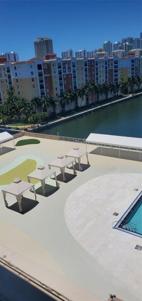 Condo for sale at Winston Towers 819