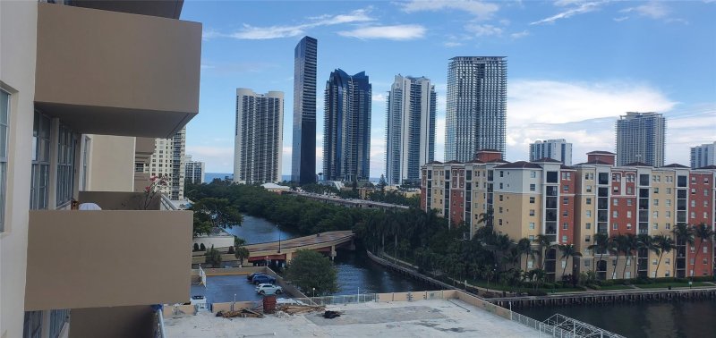 Condo for sale at Winston Towers 819