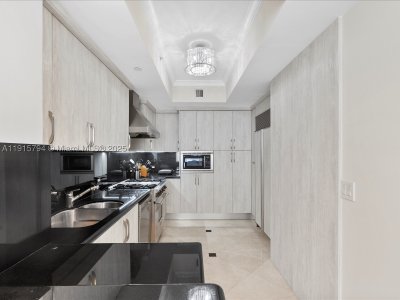 Comprar apartamento no Acqualina Resort & Spa 3305