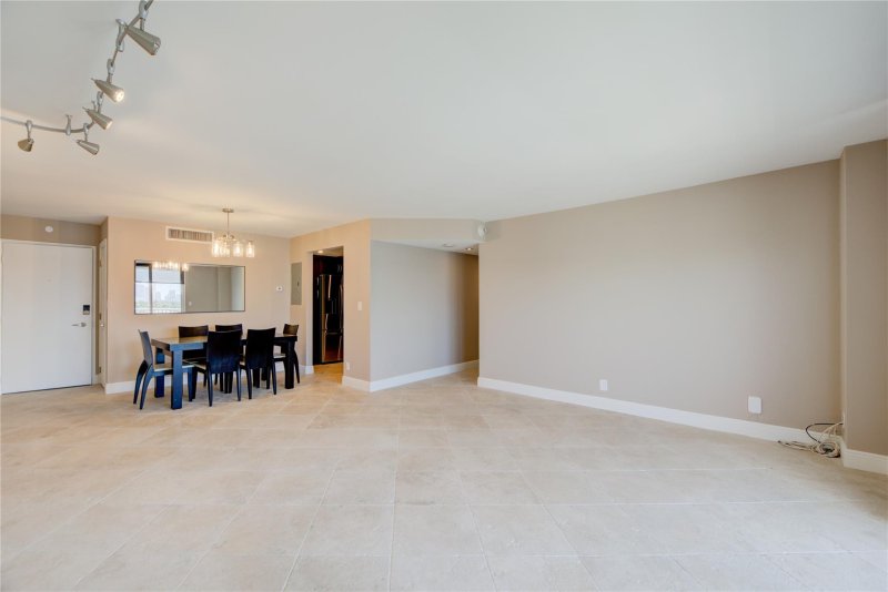 Condo for sale at The Venetian 605