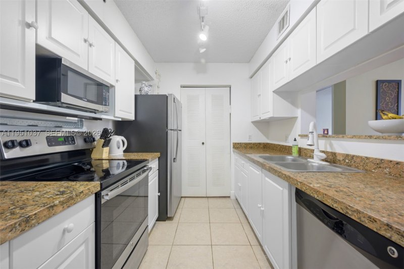 Condo for sale at The Yacht Club at Aventura 8303
