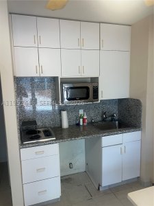 Comprar apartamento no Balmoral Condo CAB6