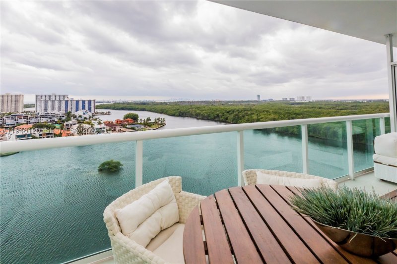 Condo for sale at 400 Sunny Isles 1504