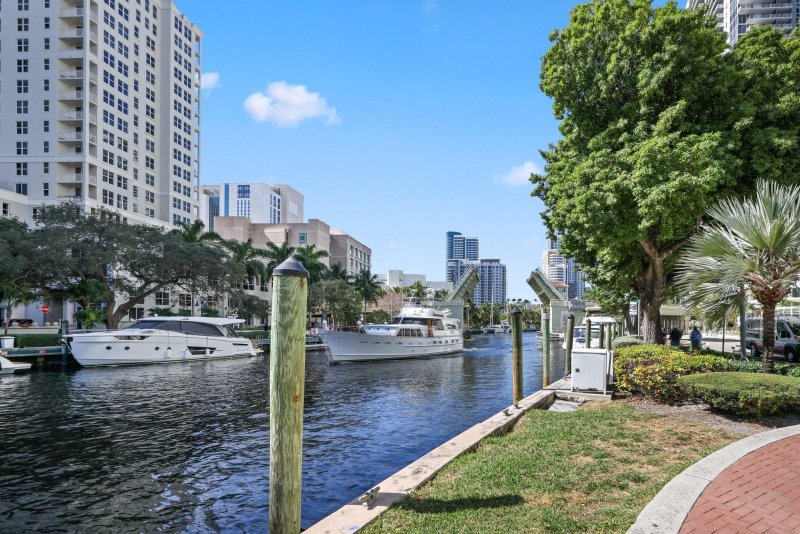 Condo for sale at Watergarden 301
