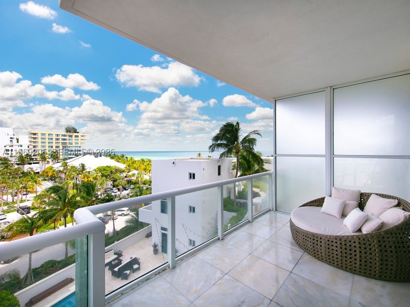 Condo for sale at Continuum II North 707