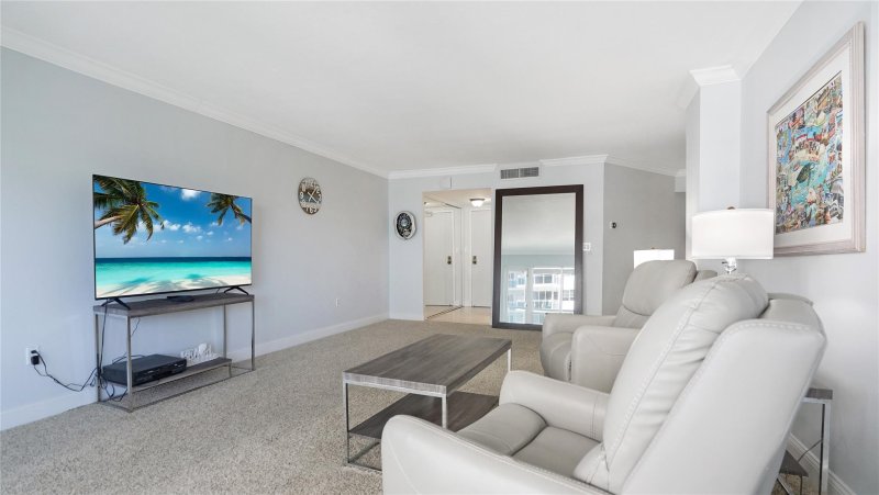 Condo for sale at Southpoint Towers 607n