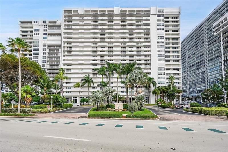 Condo for sale at Plaza East 14g